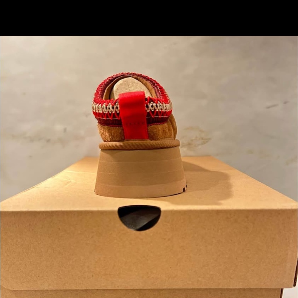 NWT- size 7 Ugg - Picture 2 of 2